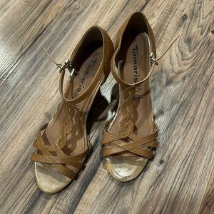 TAMARIS t strap leather sandal. EUC tan leather. Touch it cushion instep. EU 38